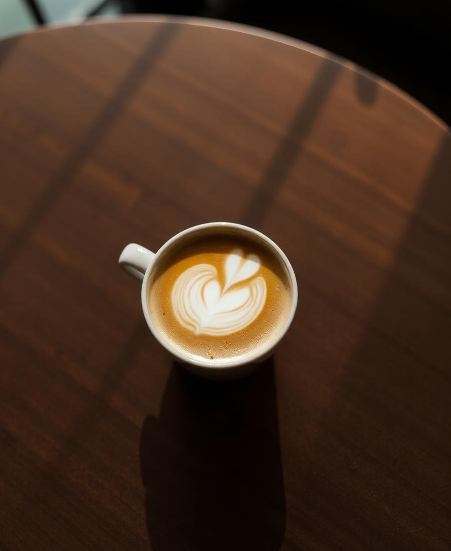 Ahşap masada latte art